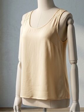 Ivory sleeveless crochet lace back top size medium fun2fun cream